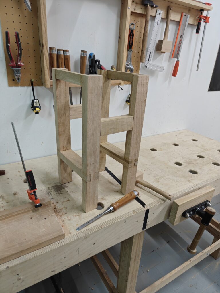 Taburete: Montaje y ajuste de las patas